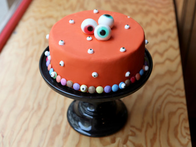 Gâteau décoré thème Halloween avec des yeux dégoulinant en confiserie et un décor rouge. Chez Bogato - Pâtisserie paris.