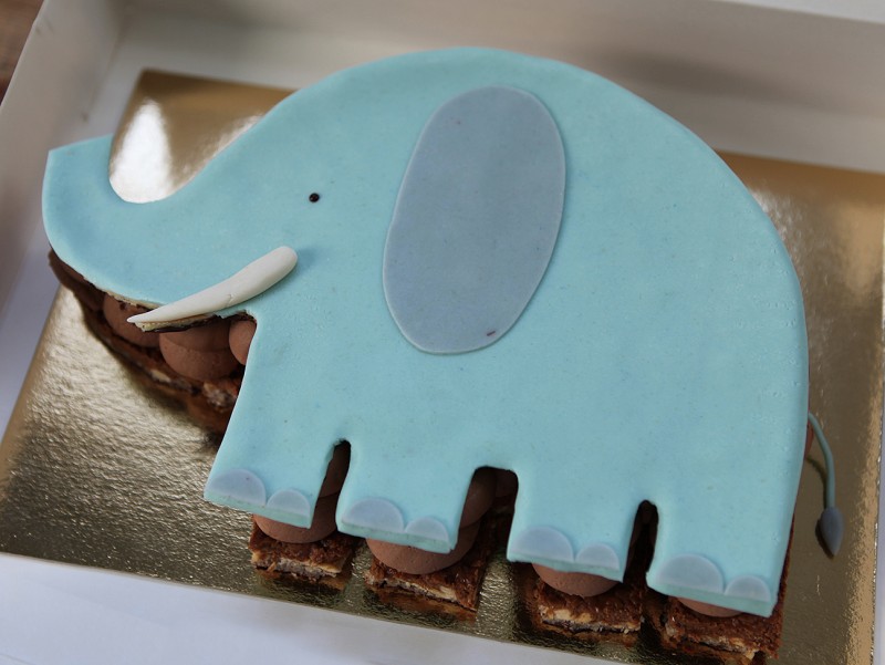 Gâteau Elephant bleu pour un anniversaire enfant à Paris. Le meilleur gâteau à personnaliser à la noisette et chocolat au lait.