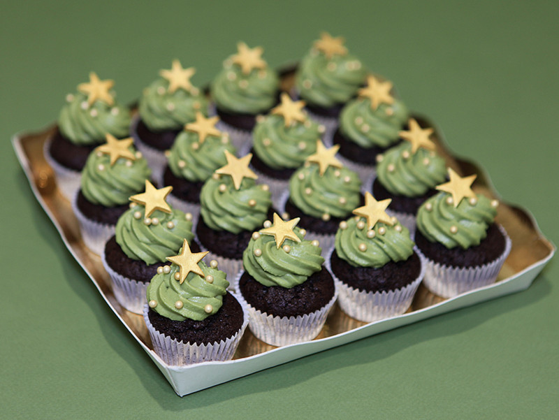 Mini-Cupcakes Sapins avec biscuit chocolat et ganache pistache avec petite étoiles. Ressemble à un sapin de Noël.