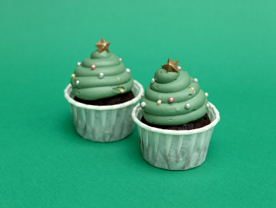 Cupcake Sapin de Noël avec ganache montée verte à la pistache, confettis de sucre et étoile, biscuit chocolat.