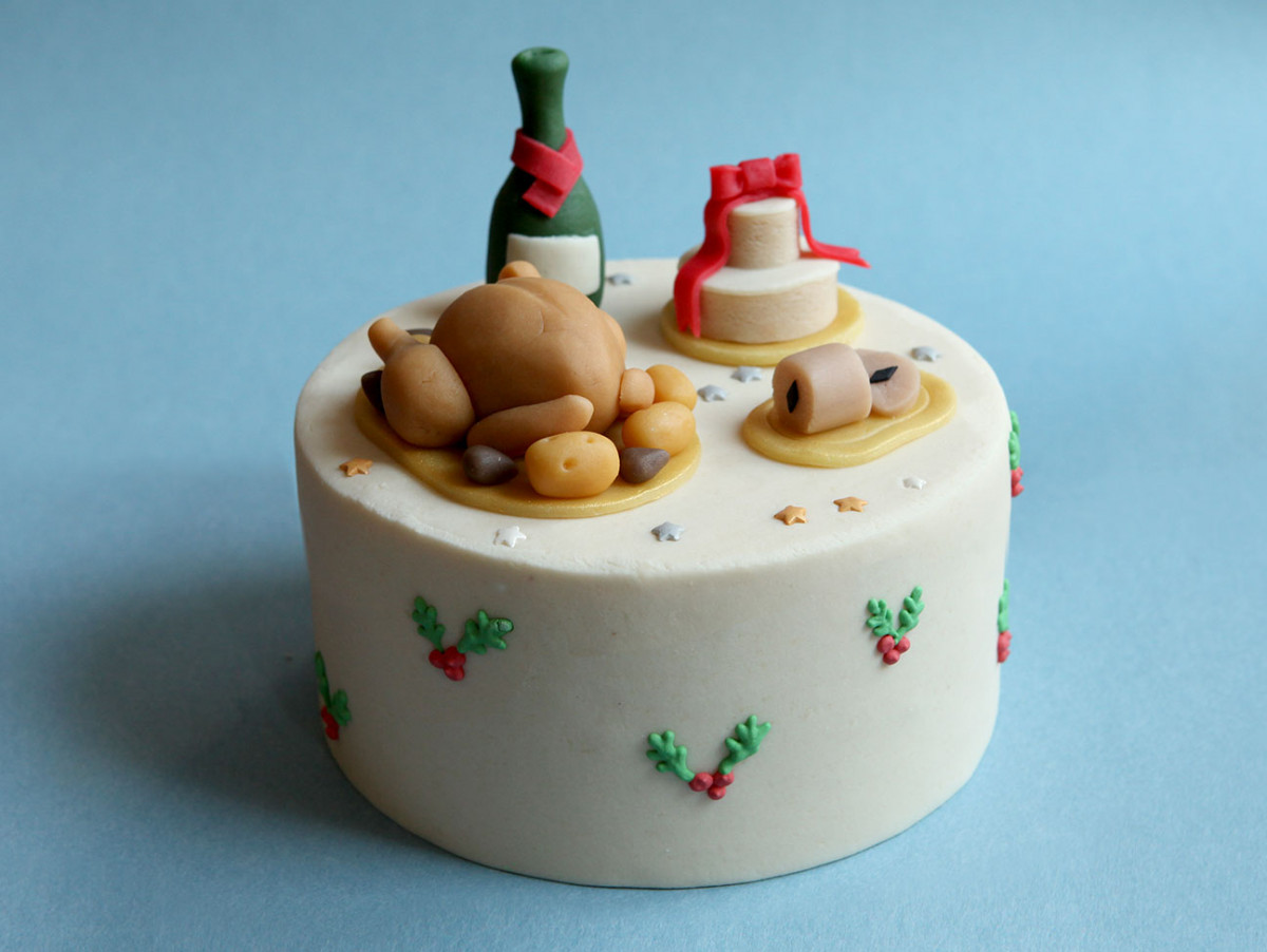 Gâteau décoré Réveillon de Noël avec modelages champagne, dinde, gâteau, foie gras en pâte d'amande.