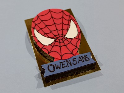 Gâteau d'anniversaire Spiderman à personnaliser et à commander juste ici ! Recette au chocolat.