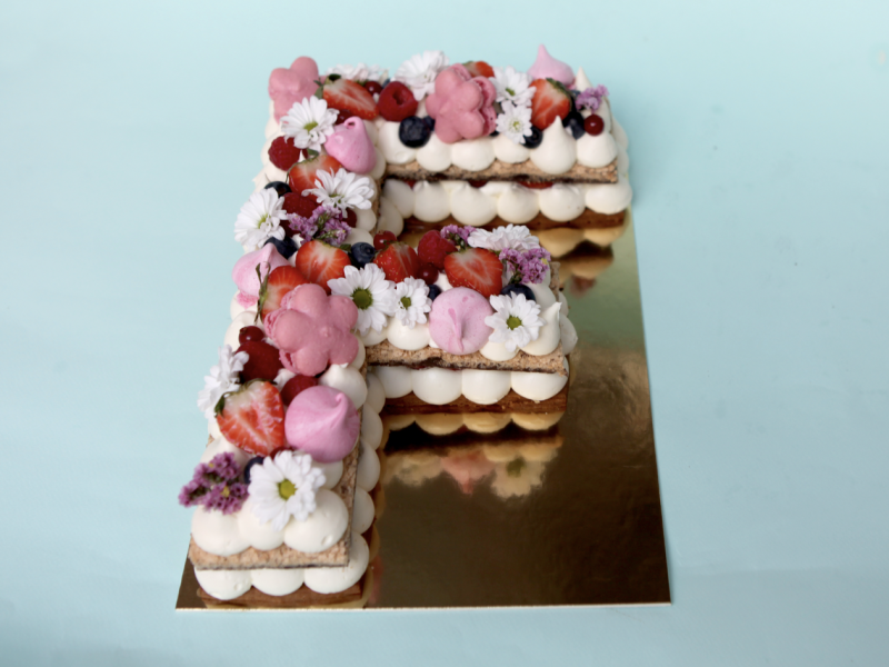 Gâteau Letter Cake avec recette Croustillant framboise & rose