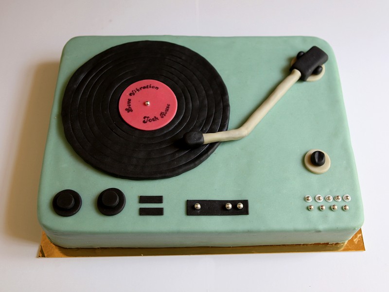 Gâteau Platine vinyle, pour un anniversaire de DJ en musique ! Recette Framboisier Straciatella, à personnaliser.