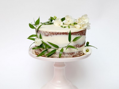 Nude cake de saison avec une recette et des fleurs qui changent au fil des saisons
