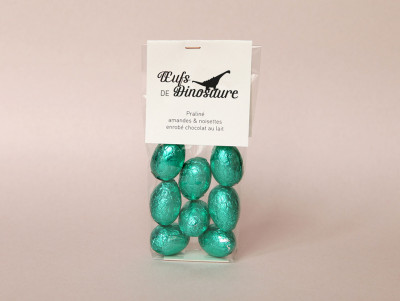 Pour Pâques, sachet de 8 oeufs au chocolat praliné lait tout vert foncé : dinosaure.