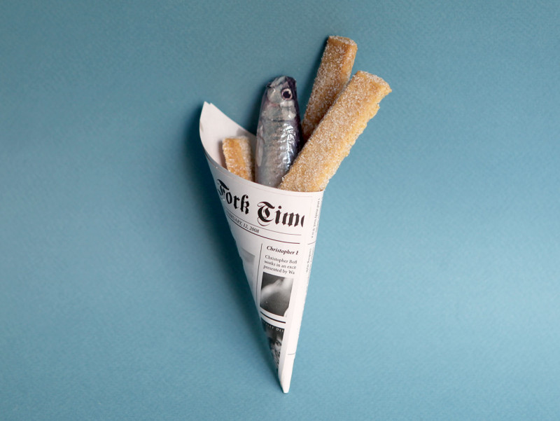 Cornet composé de une sardine au chocolat noir et de frites sablées Vanille et Citron.