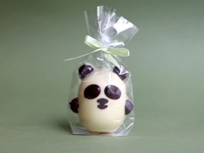 sachet avec un moulage de panda au chocolat noir et blanc