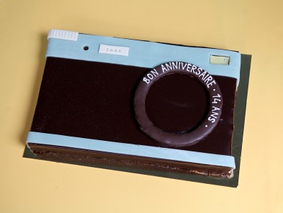 Gâteau d'anniversaire en forme d'appareil photo à personnaliser pour les anniversaires de fan de photographie