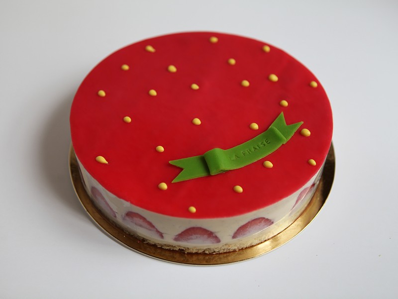 Gateau fraisier en forme de Fraise décoré à la main pour une fête de dernière minute à Paris Gateau fraisier en forme de Fraise décoré à la main pour une fête de dernière minute à Paris