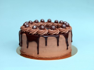 Gâteau chocolat noisette avec glacage coulant au chocolat et billes croustillantes Maltesers, en click and collect Chez Bogato.