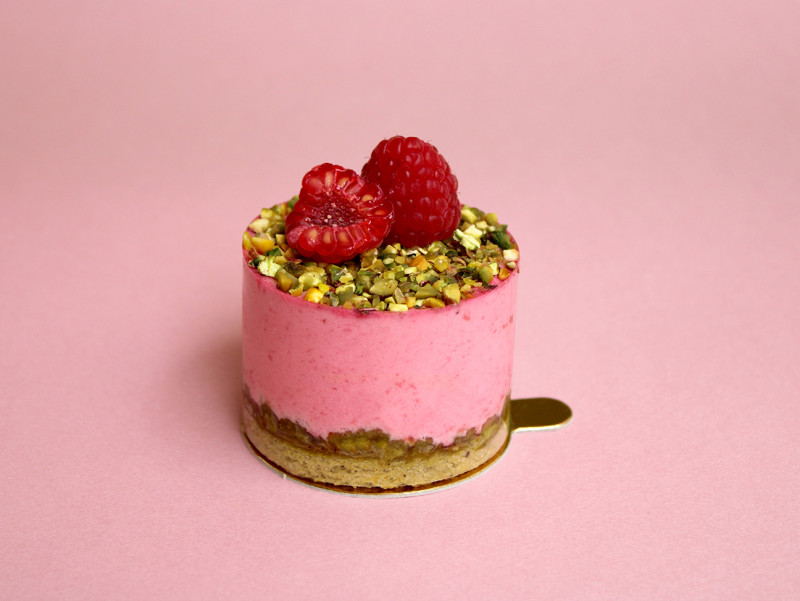 Chez Bogato - Pâtisserie Paris - Jardin d'été avec Financier pistache, croustillant pistache & mousse de framboise. Chez Bogato - Pâtisserie Paris - Jardin d'été avec Financier pistache, croustillant pistache & mousse de framboise.