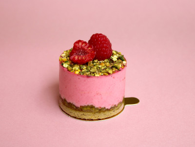 Chez Bogato - Pâtisserie Paris - Jardin d'été avec Financier pistache, croustillant pistache & mousse de framboise.
