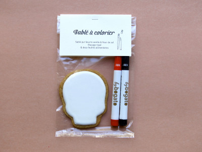Sablés à colorier Crâne de la pâtisserie Chez Bogato avec deux feutres alimentaires.
