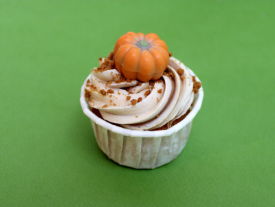 Chez Bogato - Cupcake halloween citrouille au speculoos avec une citrouille orange au chocolat