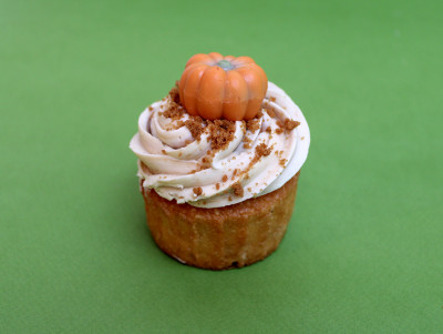 Chez Bogato - Cupcake halloween citrouille au speculoos avec une citrouille orange au chocolat