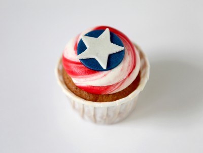 Chez Bogato - Pâtisserie Paris - Cupcake Super Héros comme Captain America des Avengers à la vanille et la fraise.