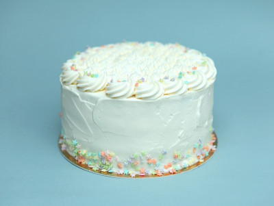 Atelier de pâtisserie en duo parent enfant à Paris Chez Bogato pour faire un layer cake blanc et confettis