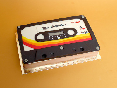 Gâteau Cassette K7 vintage à personnaliser avec recette de framboisier !