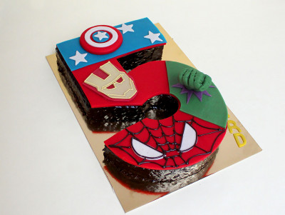Chez Bogato - Pâtisserie Paris - Gâteau d'anniversaire Super-Héros MARVEL avec Spiderman, Hulk. Captain Amrica, Iron Man.