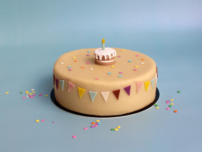 Gâteau d'anniversaire dernière minute paris, avec confettis, fanions et petit gâteau de fête !