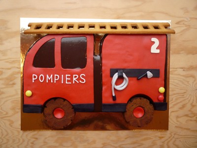 Gâteau à thème et à personnaliser : Gâteau Pompier et Camion de pompier pour anniversaire enfant, fondant chocolat