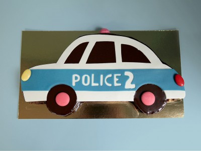 Gâteau d'anniversaire sur le thème de la police, avec recette de fondant au chocolat.