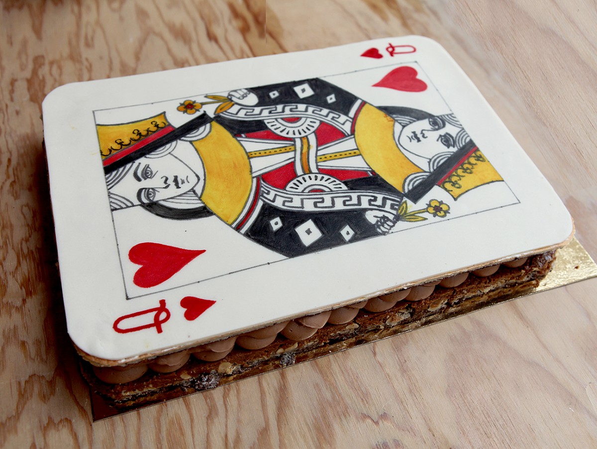 Gâteau d'anniversaire thème casino, représentant une Carte à jouer dessinée à la main Reine de Coeur.