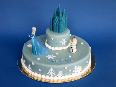 Gâteau à thème et à personnaliser : Gâteau Reine Des Neiges pour anniversaire enfant, avec moelleux vanille.