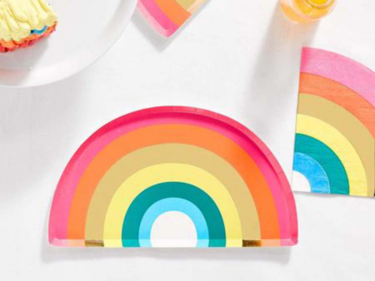 Chez Bogato assiette à dessert gay pride LGBTQ+ arc en ciel rainbow gateau et patisserie de fête