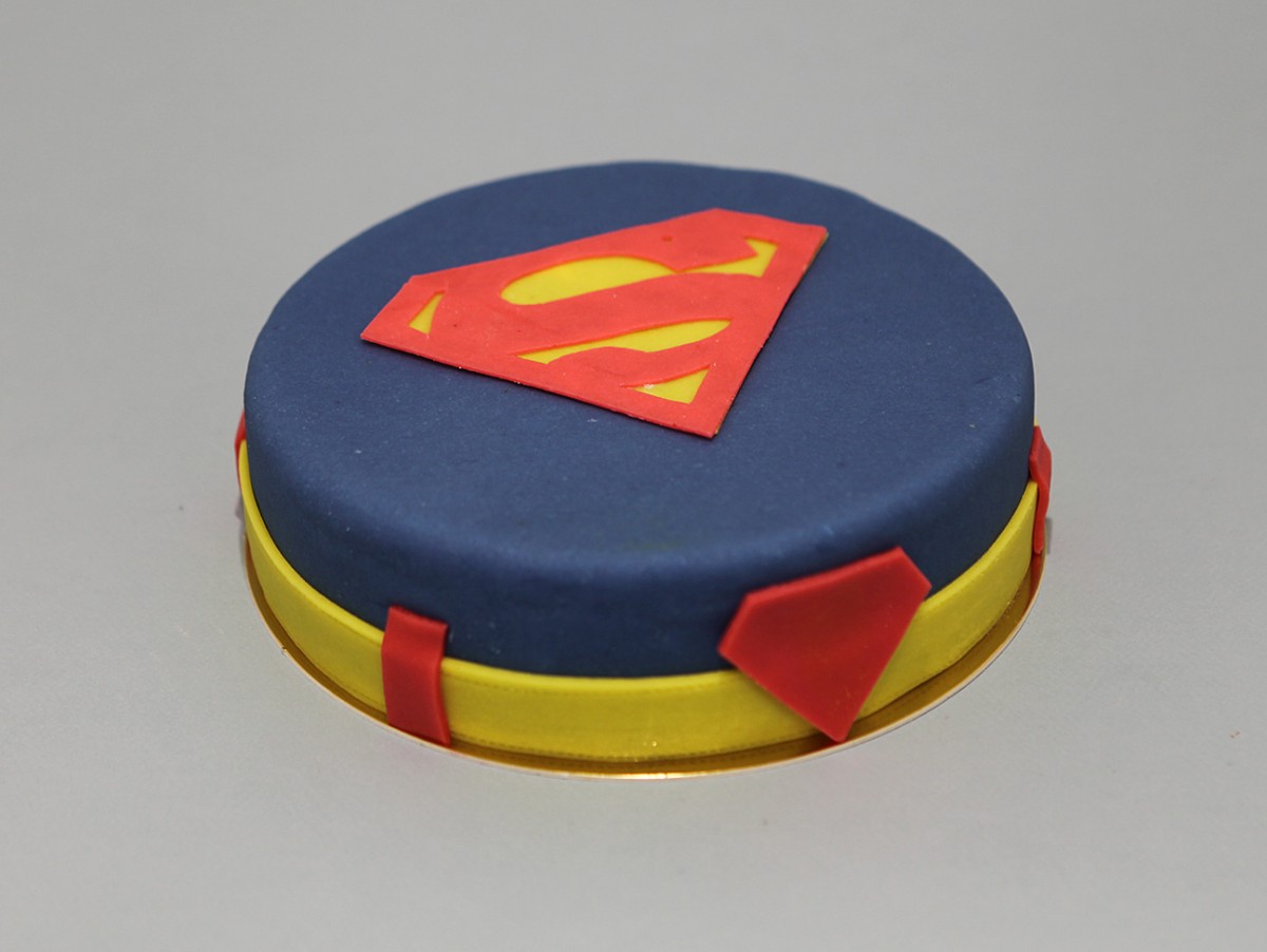 Gâteau d'anniversaire Superman à personnaliser Chez Bogato pour une fête d'anniversaire de super-héros ! Recette Framboisier.