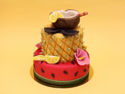 Gâteau à thème Tropical Party avec recette Passion et chocolat au lait, décor noix de coco ananas hibiscus réalisés à la main.