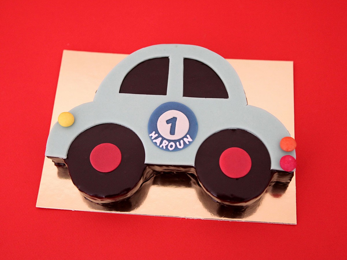 Gâteau d'anniversaire à thème, gâteau petite voiture pour les anniversaires bébés et enfants avec recette au chocolat. Tut Tut !