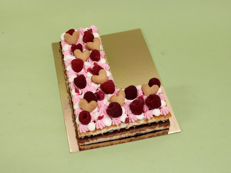 Gâteau Letter Cake avec recette Croustillant framboise & rose