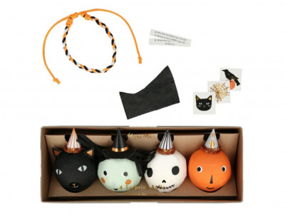 Boules surprise  Cadeau Halloween avec des petits cadeaux dans des boules : sorcière, chat, tête de mort et citrouille.