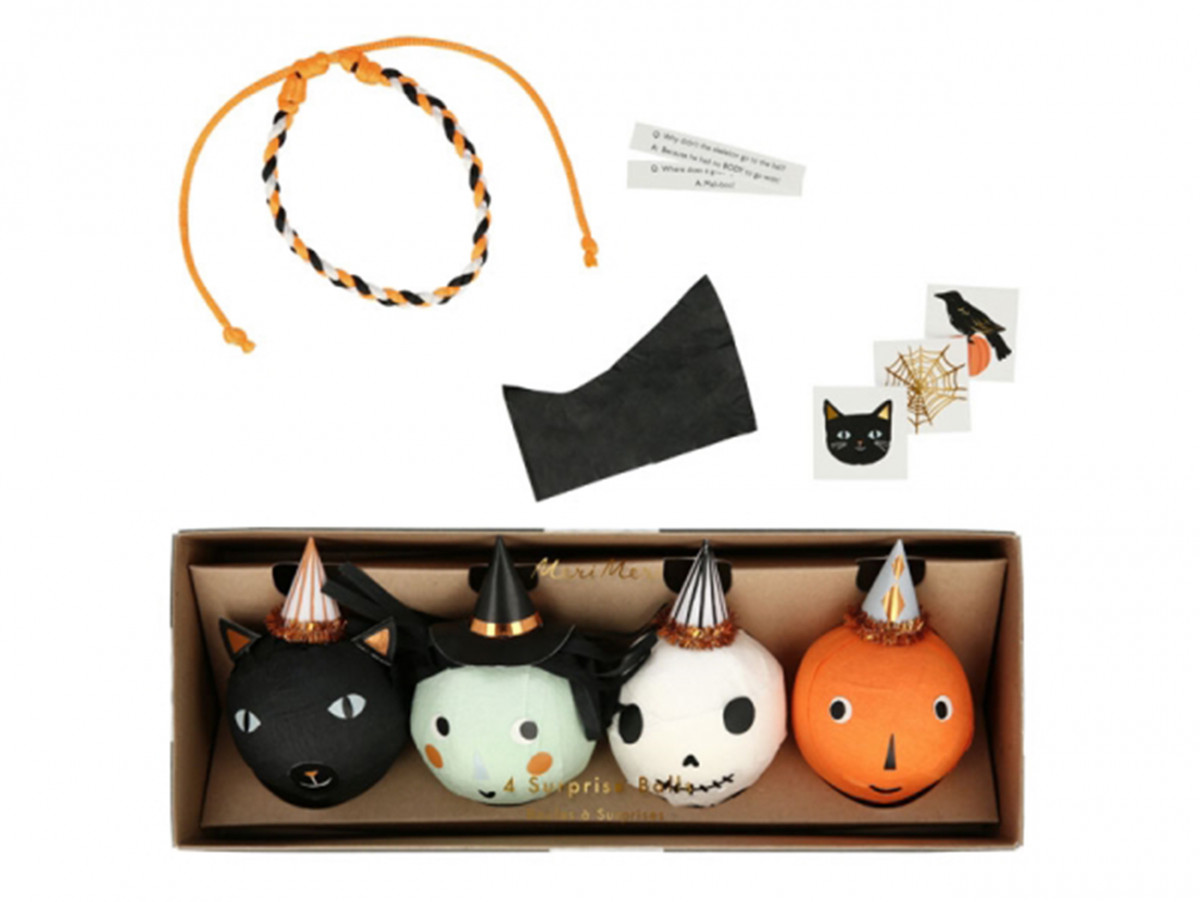 Boules surprise  Cadeau Halloween avec des petits cadeaux dans des boules : sorcière, chat, tête de mort et citrouille.