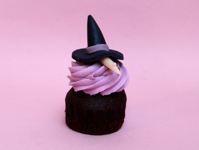Chez Bogato - Cupcake Halloween sorcière avec ganache montée violette, chapeau de sorcière et nez crochu, biscuit chocolat.