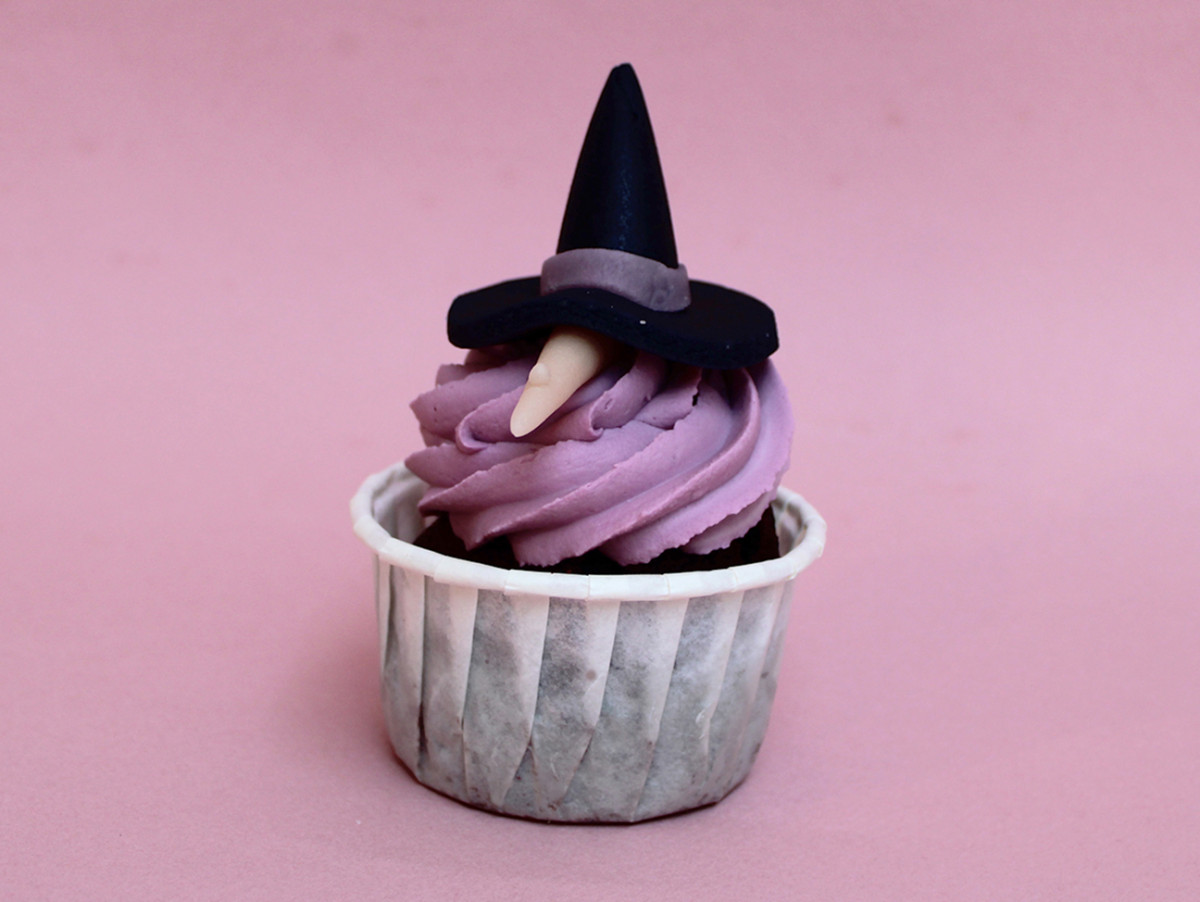 Chez Bogato - Cupcake Halloween sorcière avec ganache montée violette, chapeau de sorcière et nez crochu, biscuit chocolat.