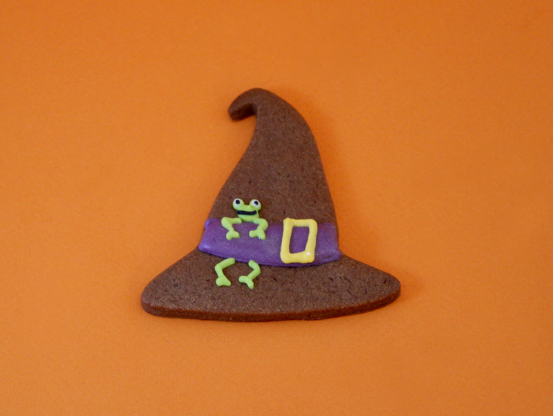 Sablés Chapeau de sorcière d'Halloween au chocolat grand cru, décoré à la main dans notre pâtisserie parisienne.