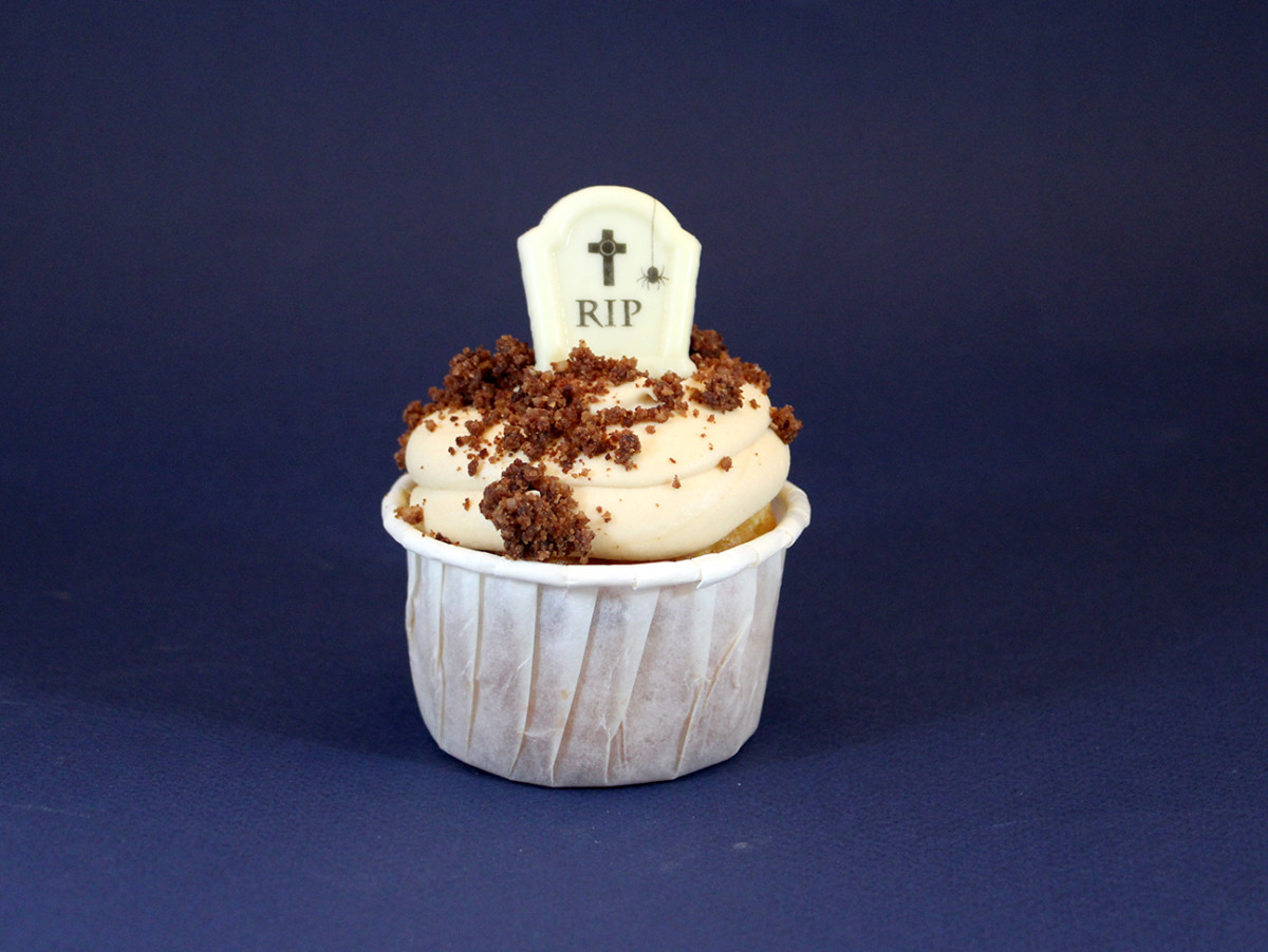 Cupcake d'Halloween caramel et fleur de sel, biscuit moelleux à la vanille. Cupcake RIP, pâtisserie RIP Halloween Cimetière.