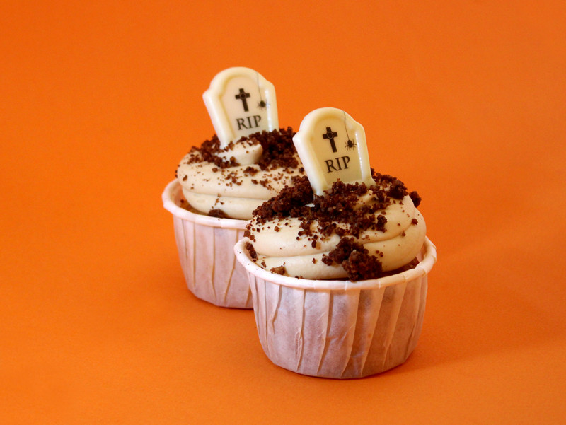 Cupcake d'Halloween caramel et fleur de sel, biscuit moelleux à la vanille. Cupcake RIP, pâtisserie RIP Halloween Cimetière.