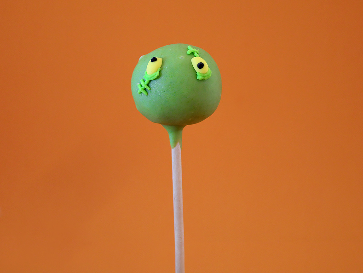 Cakepop d'Halloween Cakepop Zombie popcakes d'Halloween avec décor fait à la main dans notre pâtisserie parisienne Chez Bogato !