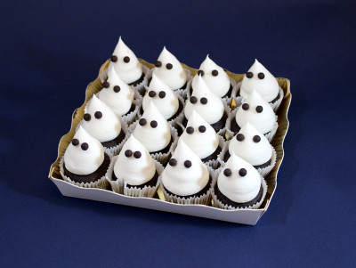 Plateau de mini cupcakes fantome au chocolat de Chez Bogato - Pâtisserie paris, parfait pour Halloween !