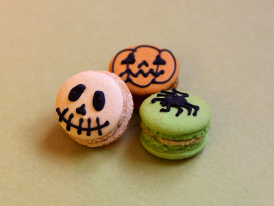 Chez Bogato - Pâtisserie Paris - macarons halloween : citrouille, squelette et araignée dessiné à la main