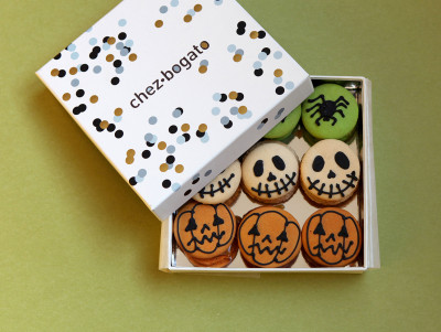 Chez Bogato - Pâtisserie Paris - macarons halloween : citrouille, squelette et araignée dessiné à la main