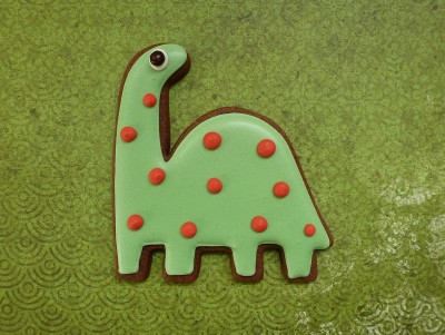 Chez Bogato - Pâtisserie Paris - Sablé décoré à la main, en forme de Diplodocus vert à pois rouges