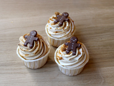 Cupcake de Noël Gingerman, avec petit bonhomme en chocolat, ganache montée au speculoos.