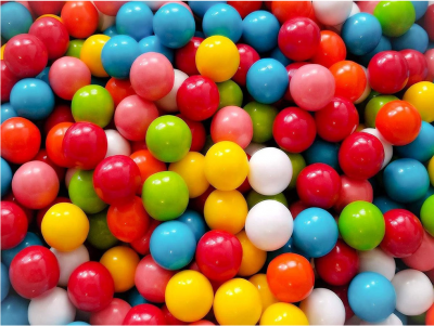 Chez Bogato confiserie : distributeur de bonbons rempli de chewing-gum fruités