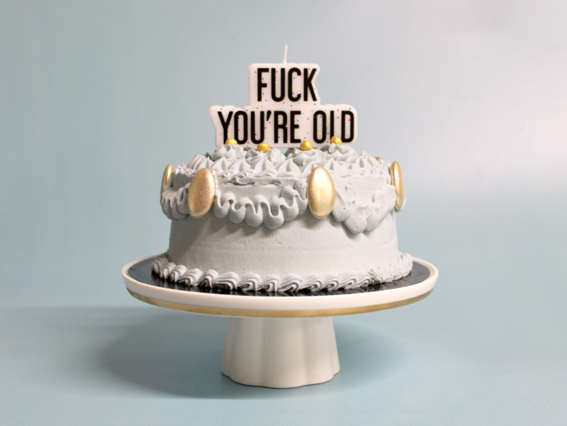 Chez Bogato - Pâtisserie Paris - Vintage cake bleu, gâteau "FUCK YOU'RE OLD" en click & collect Chez Bogato - Pâtisserie Paris - Vintage cake bleu, gâteau "FUCK YOU'RE OLD" en click & collect