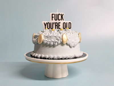 Chez Bogato - Pâtisserie Paris - Vintage cake bleu, gâteau "FUCK YOU'RE OLD" en click & collect